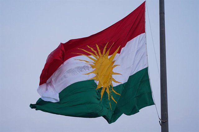 Archivo - Bandera de la región semiautónoma del Kurdistán iraquí en Duhok (Irak)