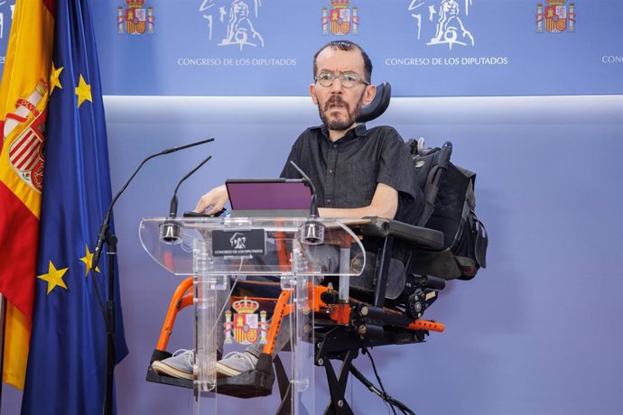 El portavoz de Unidas Podemos en el Congreso, Pablo Echenique, durante una rueda de prensa anterior a la Junta de Portavoces en el Congreso de los Diputados, a 15 de noviembre de 2022, en Madrid (España). Durante la rueda de prensa, han sido objeto de p