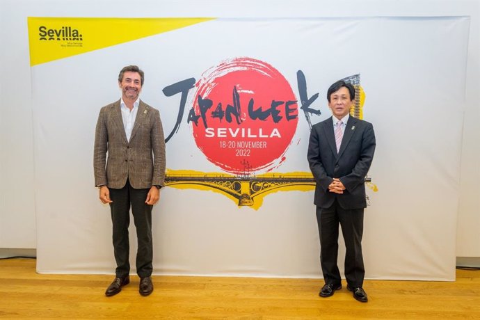 El director gerente de Sevilla City Office, Antonio Jiménez, y el director de International Friendship Foundation (IFF), Hiroyuki Ishizaki, en la presentación del 'pre-Japan Week'.