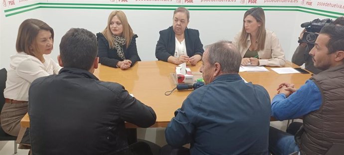 La parlamentaria andaluza por el PSOE de Huelva, María Márquez, en su reunión con las asociaciones.