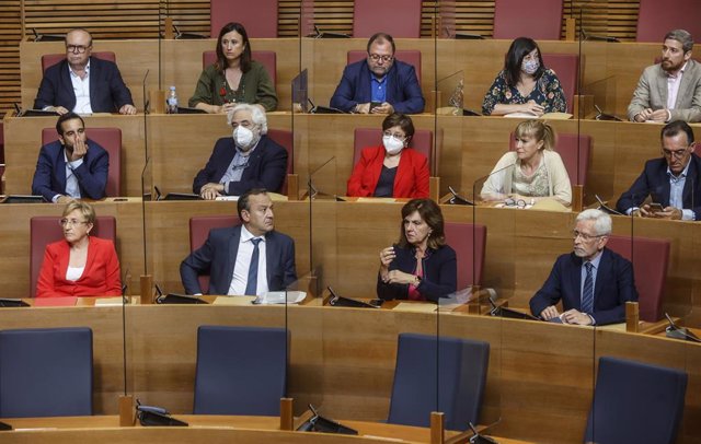 Archivo - Diputados del PSPV durante un debate parlamentario