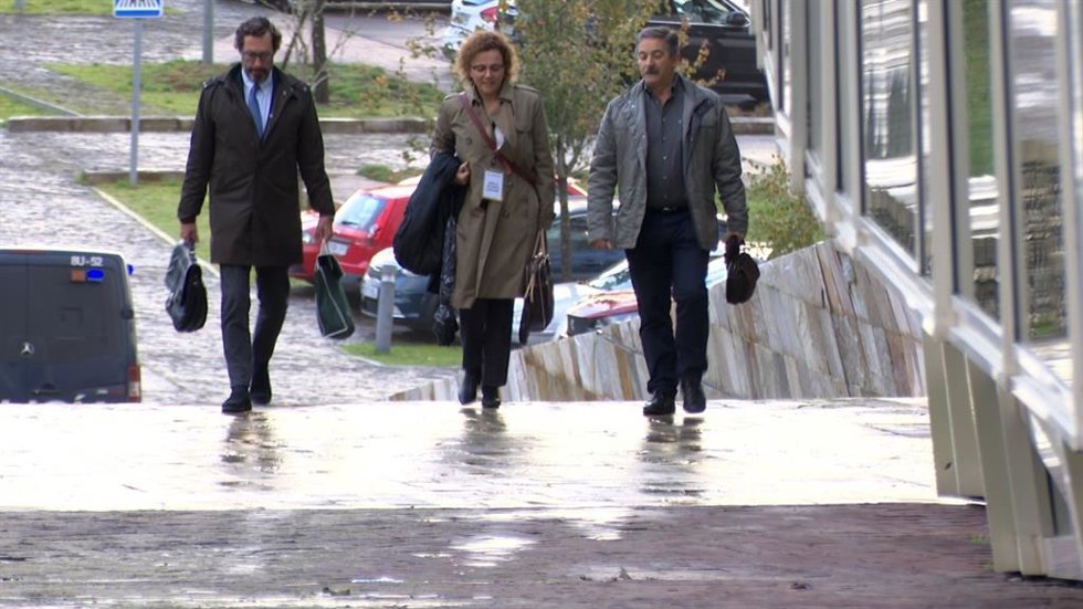 La abogada del Estado, en el medio, antes de retomarse el juicio por el accidente del Alvia