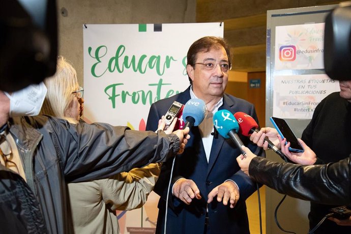 El presidente de la Junta de Extremadura, Guillermo Fernández Vara, atiende a los medios