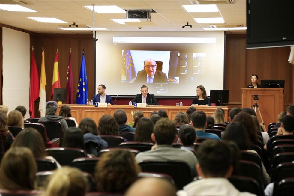 Instante De La Participación En Directo De José Manuel Pingarrón En La Reunión De Los Representantes De Los Estudiantes De La UCAM
