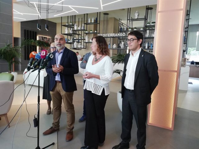 El director de Recursos Humanos de RIU, Pere Torrens, la presidenta del Govern, Francina Armengol, y el conseller de Trabajo, Iago Negueruela.