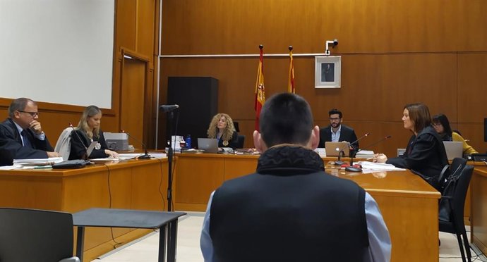 Judici a l'Audincia de Barcelona a l'acusat de llanar pirotcnia a l'helicpter dels Mossos