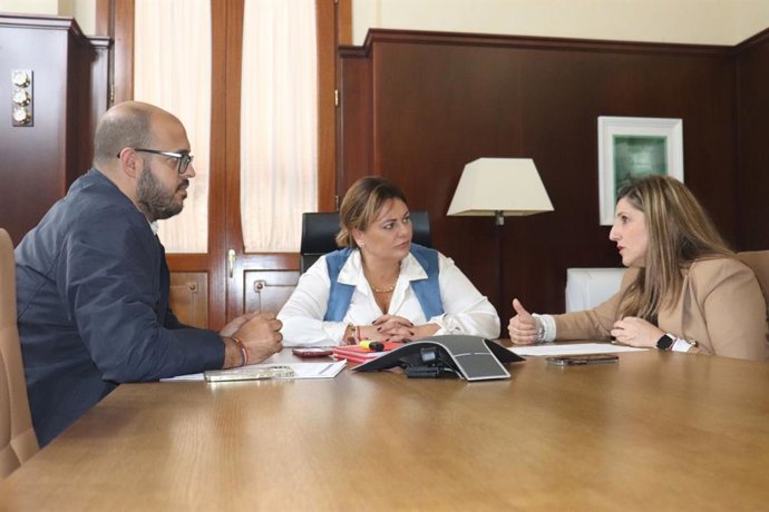 Irene García con la alcaldesa de Puerto Real.