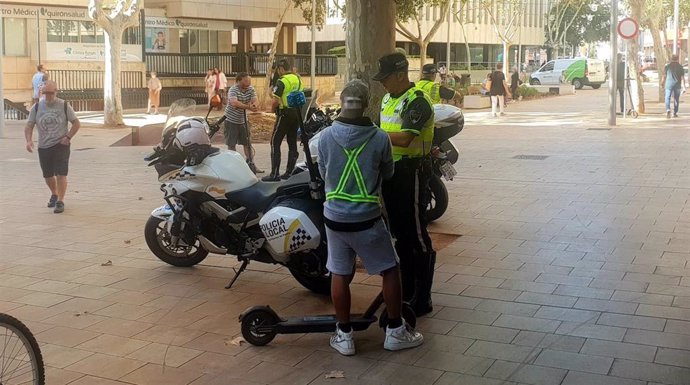 Policías locales de Palma, durante un control de patinetes en la ciudad.