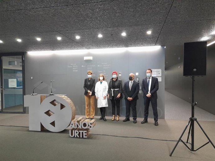 La presidenta Chivite, la directora de Navarrabiomed, los consejeros Induráin y Cigudosa, y el rector de la UPNA