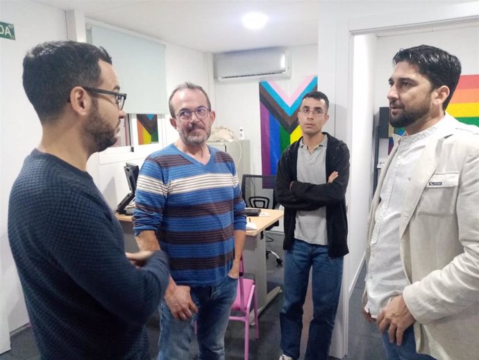 Daniel González Rojas e Ismael Sánchez visitan la nueva sede social de Stop Sida en la barriada de La Barzola.