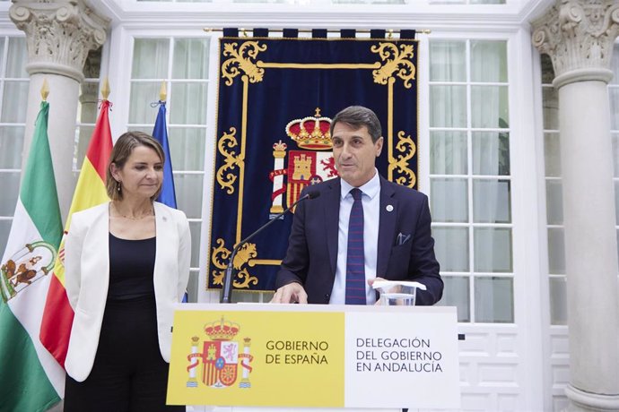 El delegado del gobierno en Andalucía, Pedro Fernández, atiende a los medios de comunicación.