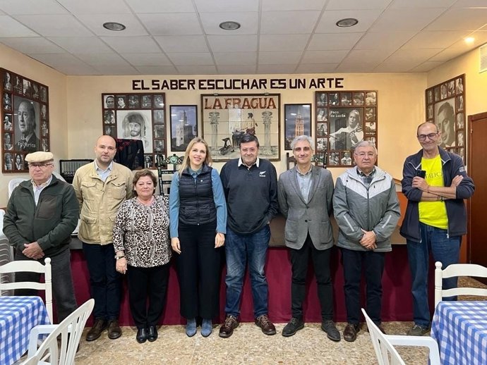 Cristina Peláez, con responsables de peñas flamencas de la ciudad.