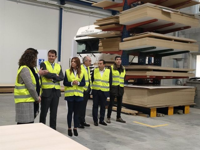 El presidente de la Junta de Castilla y León, Alfonso Fernández Mañueco, en su visita a la nave de Grupo Feltrero en Castellanos de Moriscos (Salamanca).