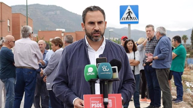 El secretario general el PSOE de Málaga, Daniel Pérez, en rueda de prensa