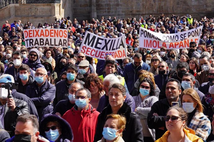 Archivo - Algunos trabajadores del sector mejillonero se manifiestan en la Praza do Obradoiro de Santiago, a 3 de abril de 2022, en Santiago de Compostela.