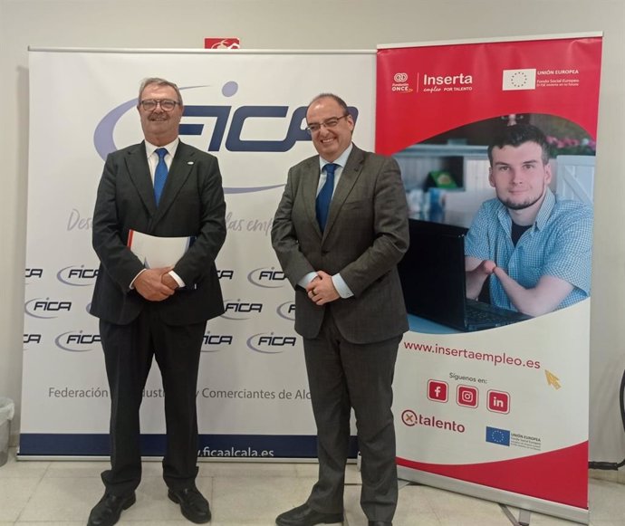 El director regional de Inserta Empleo en Andalucía, Francisco López Aguado, y el presidente de la Federación de Industriales y Comerciantes de Alcalá de Guadaíra (FICA), Carlos García Gandul, en la firma del convenio.