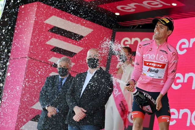 Archivo - Spanish cyclist Juan Pedro Lopez of Team Trek celebrates on the podium after the 11th stage of the 105th edition of the Giro d'Italia