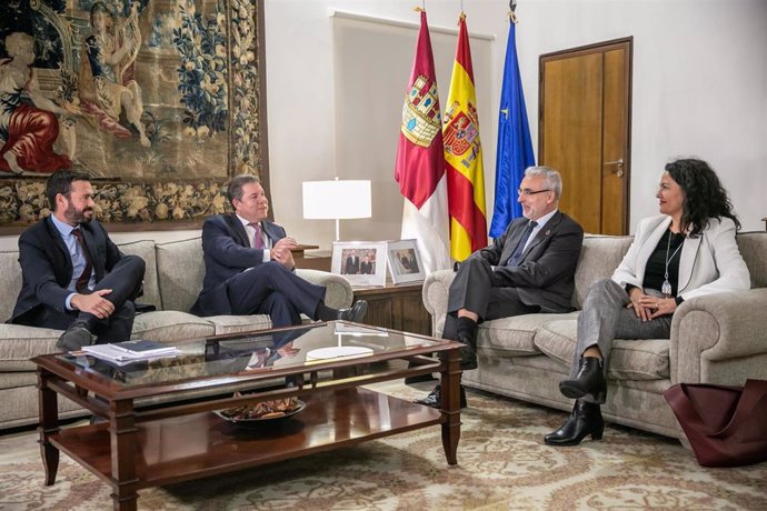 El Presidente De Castilla-La Mancha, Emiliano García-Page, Se Reúne En El Palacio De Fuensalida, Con El Presidente Del Consejo De Seguridad Nuclear, Juan Carlos Lentijo.