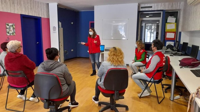 Voluntarios de Cruz Roja en un encuentro con mujeres.