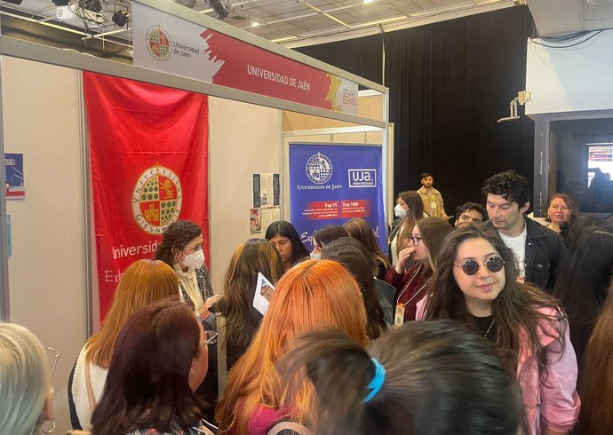Expositor de la UJA Stand en la feria celebrada en Santiago de Chile.