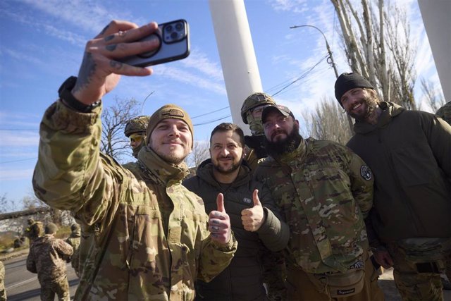 Volodimir Zelenski, presidente de Ucrania, junto a un grupo de militares en Jersón
