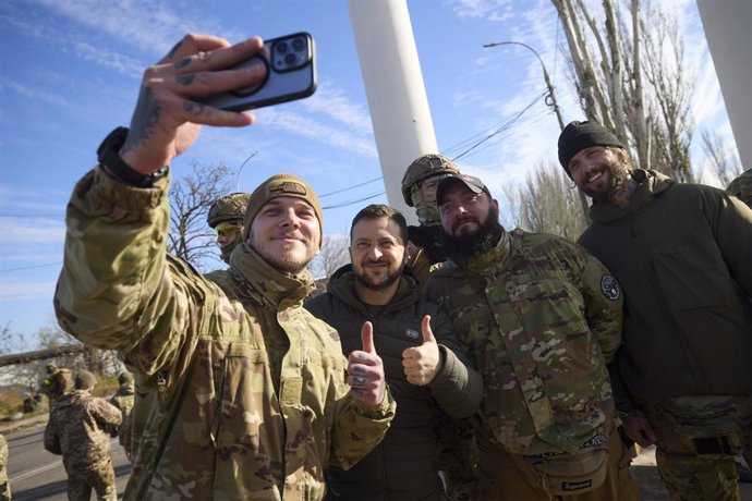 14 November 2022, Ukraine, Kherson: Ukrainian President Volodymyr Zelensky (C) takes a selfie with soldiers who led the battle against Russian occupation and helped liberate Kherson. Photo: -/Planet Pix via ZUMA Press Wire/dpa