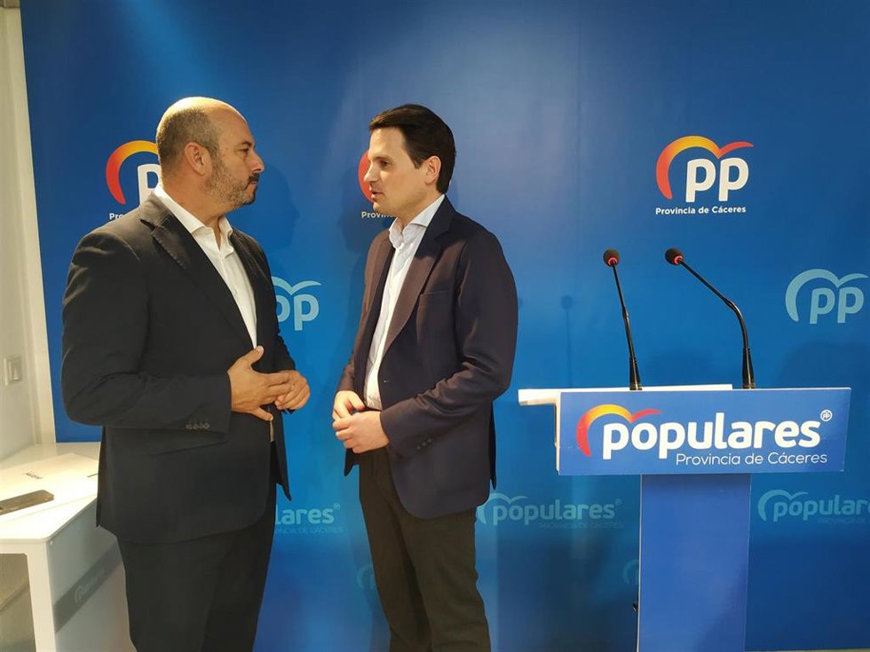 El vicesecretario de Coordinación Autonómica y Local del PP, Pedro Rollán, y el secretario general del PP de Extremadura, Abel Bautista tras una rueda de prensa en Cáceres