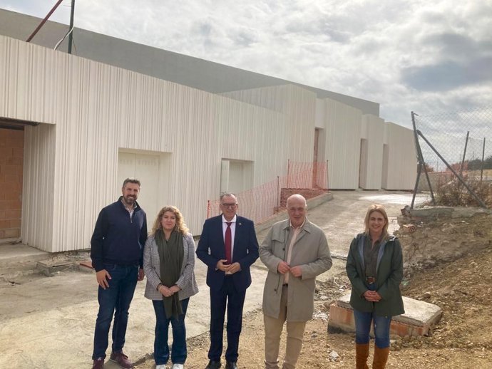 El delegado de Cohesión Territorial de la Diputación de Córdoba, Juan Díaz (centro), y l presidente de la Diputación y alcalde de Rute, Antonio Ruiz (segundo por la dcha.), en el auditorio municipal de Rute.