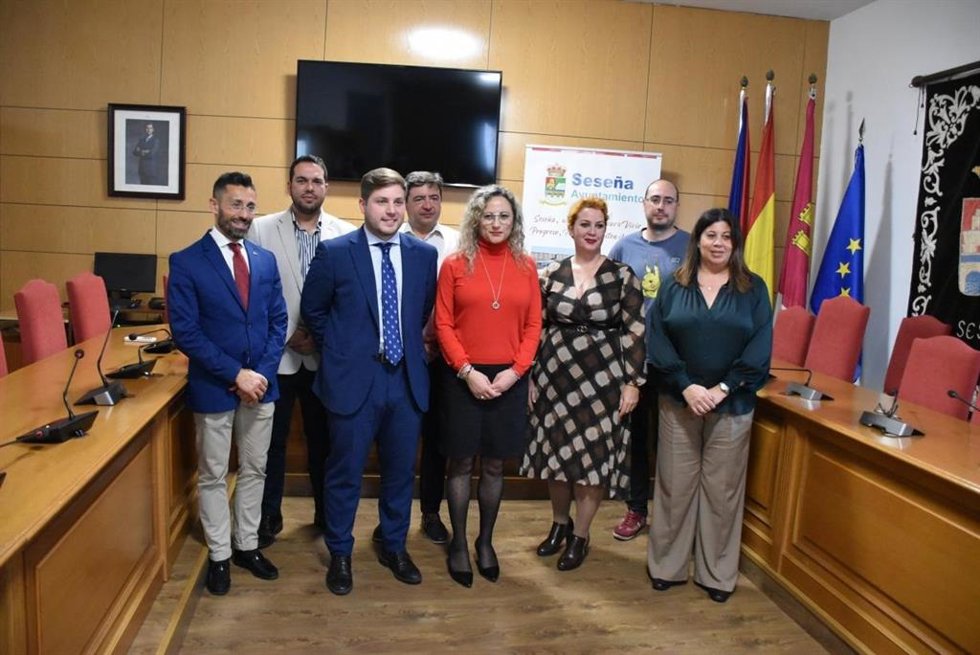 El consejero de Fomento, Nacho Hernando, presenta junto a la alcaldesa de Seseña, Silvia Fernández, un conjunto de medidas de mejora de la movilidad de Seseña.