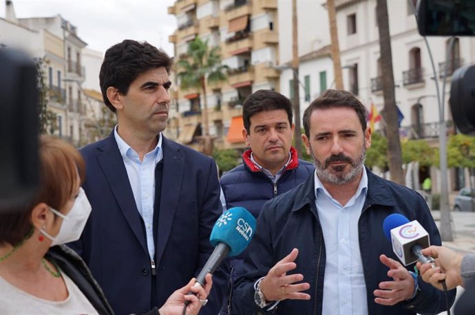 El secretario general del PP de Málaga y parlamentario andaluz, José Ramón Carmona, en rueda de prensa