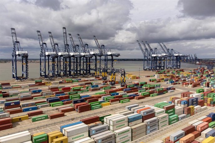 Archivo - 29 August 2022, United Kingdom, Felixstowe: The port of Felixstowe in Suffolk is seen without a single cargo ship. Workers at the main container port of Felixstowe are on strike since 21 August. Photo: Joe Giddens/PA Wire/dpa
