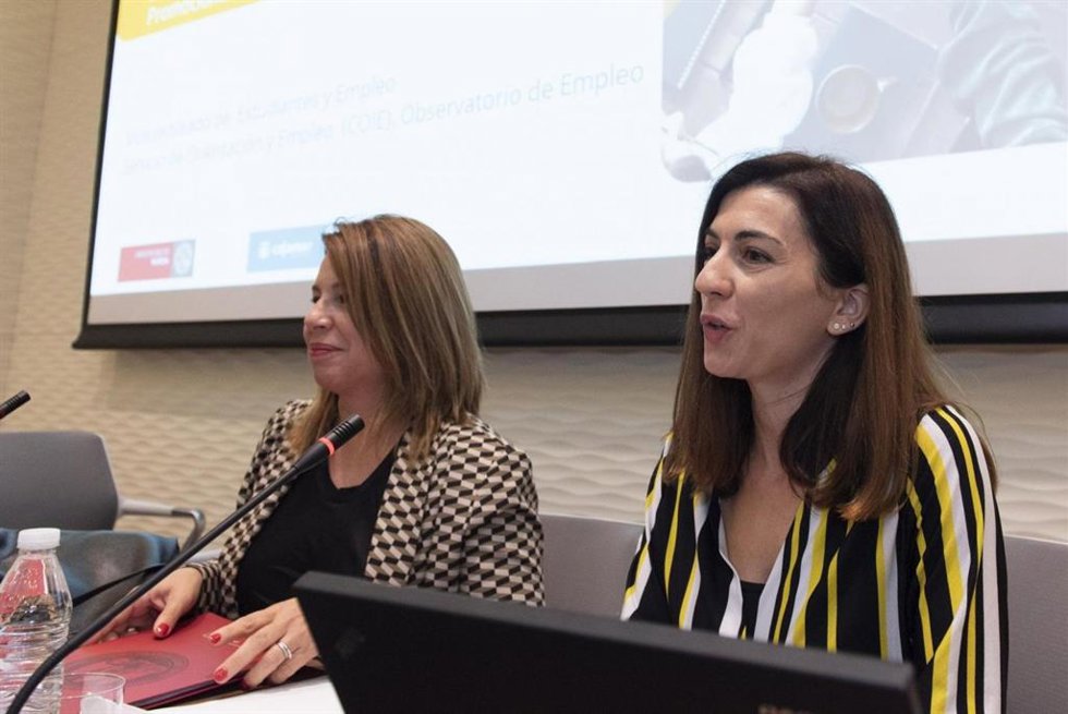 Alicia Rubio, vicerrectora de Estudiantes y Empleo (izq.)_ y Belén García, jefa del Servicio de Orientación y Empleo de la UMU