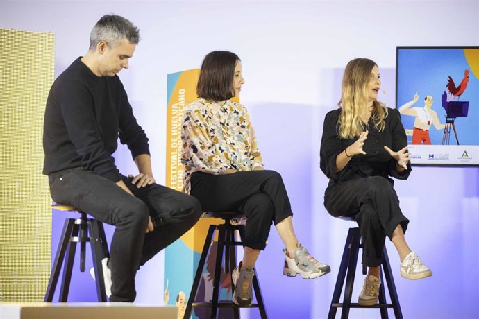 La realizadora, productora y guionista Laura Hojman (derecha), junto a la actriz Cristina Domínguez y el productor Guillermo Rojas, en el Festival de Cine Iberoamericano de Huelva.