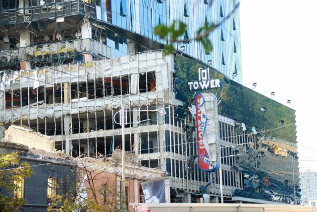 Archivo - Edificio dañado por ataques rusos en octubre en Kiev