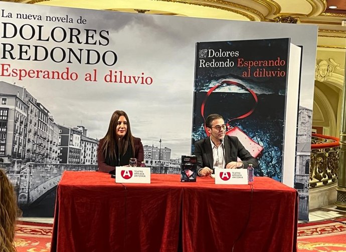La escritora, Dolores Redondo, ha presentado este martes su nuevo libro 'Esperando al diluvio' en el Teatro Arriaga (Bilbao)