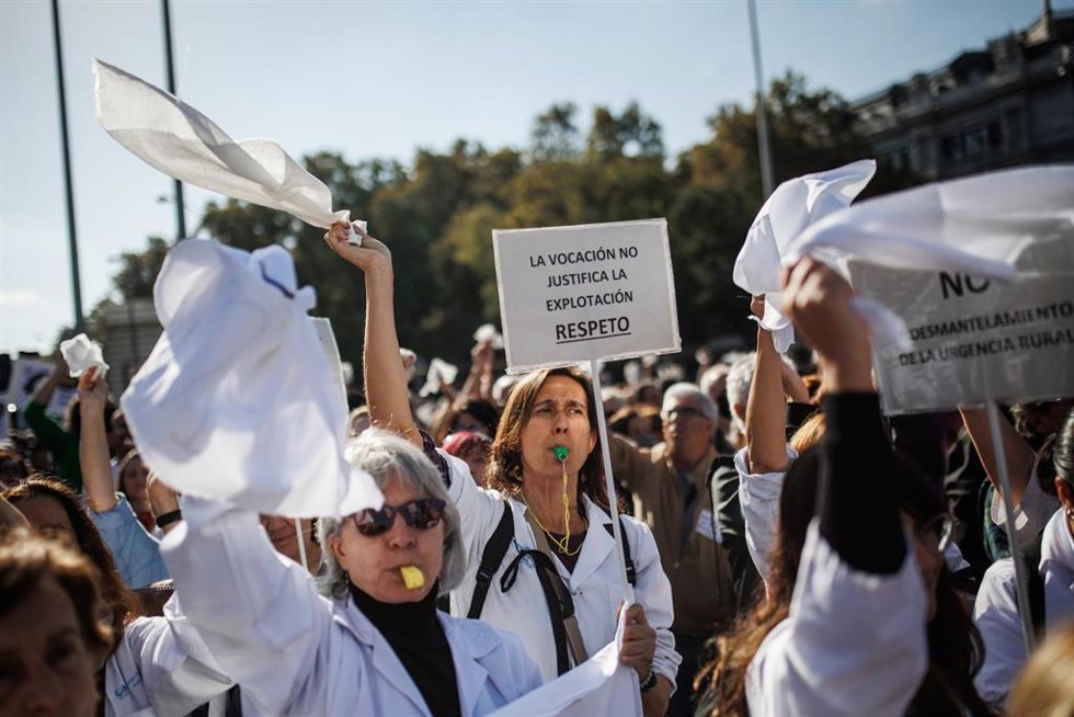 Unas 200.000 personas según la Delegación de Gobierno marchan durante una manifestación contra el desmantelamiento de la Atención Primaria en la Sanidad Pública, a 13 de noviembre de 2022, en Madrid (España).