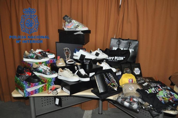 Nota De Prensa: "La Policía Nacional Detiene A Tres Personas Por Estafar Cerca De Medio Millón De Euros A Una Empresa De Paquetería"