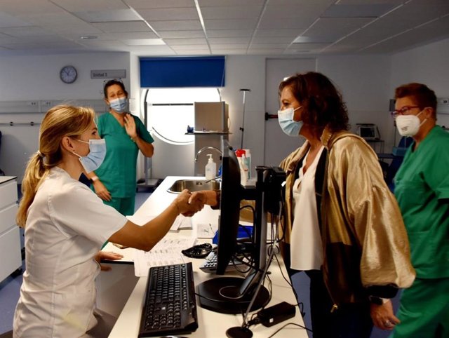 La consejera de Salud y Consumo, Catalina García, visita el Hospital San Carlos de San Fernando (Cádiz)