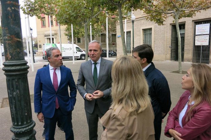 El presidente del PP Aragón, Jorge Azcón, y otros dirigentes del partido en la región hablan con el coordinador general del PP, Elías Bendodo, ante el Edificio Pignatelli, sede del Gobierno de Aragón.