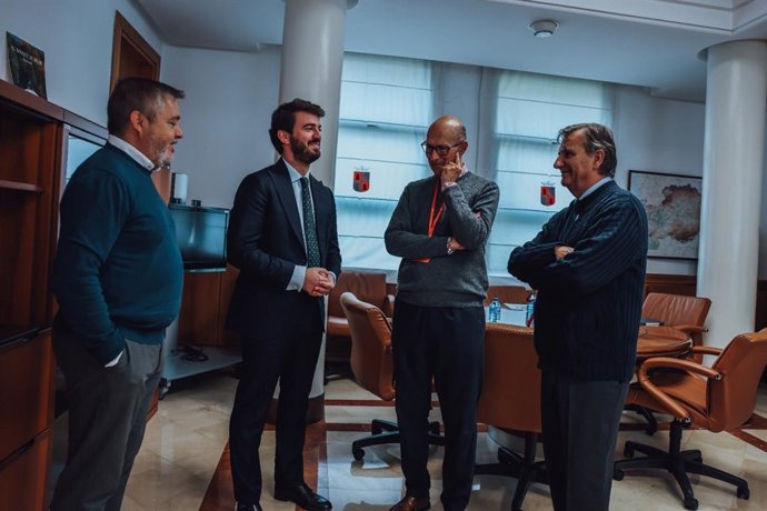 García-Gallardo con los representantes de las familais numerosas.