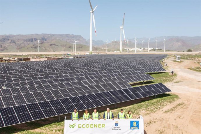El presidente del Cabildo de Gran Canaria, Antonio Morales (3i), y el presidente de Ecoener, Luis de Valdivia (4i), inauguran el mayor complejo de generación de energías renovables de Canarias, a 27 de octubre de 2022, en San Bartolomé de Tirajana, Gran