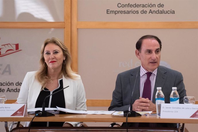 El Presidente de la CEA Javier González de Lara (d) interviene junto a La consejera de Economía, Hacienda y Fondos Europeos, Carolina España (i).