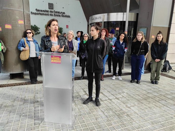 La diputada de la CUP en el Parlament Laia Estrada y la portavoz de Arran Marina Gispert ante la conselleria de Servicios Sociales