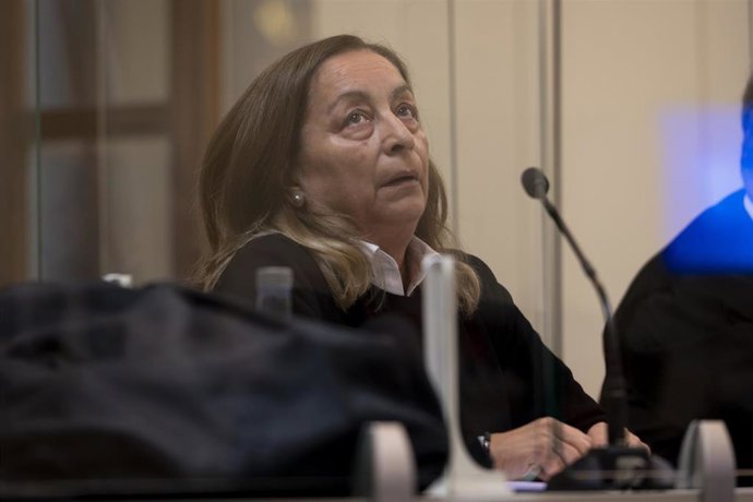La acusada de asesinar y decapitar a su novio en Castro Urdiales, en el juicio contra ella en la Audiencia de Cantabria, durante la práctica de una de las pruebas periciales
