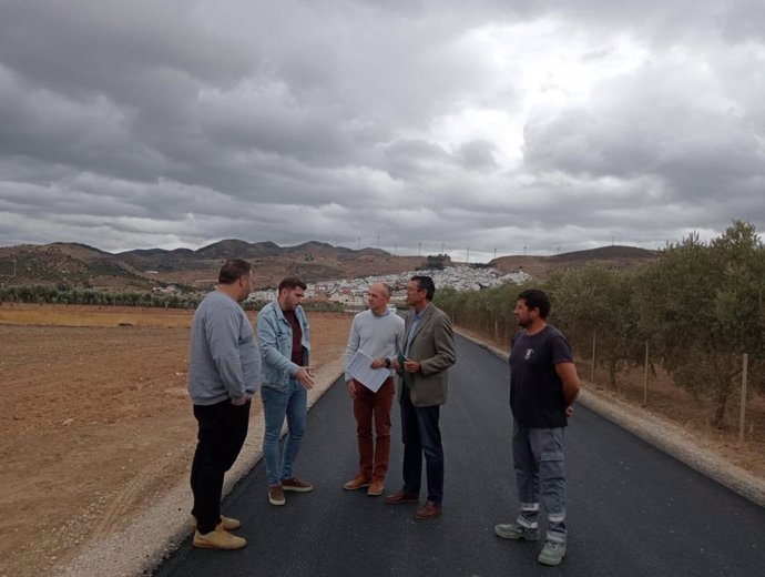 El delegado territorial de Agricultura, Pesca, Agua y Desarrollo Rural de Málaga, Fernando Fernández Tapia-Ruano, informa de mejoras en caminos rurales