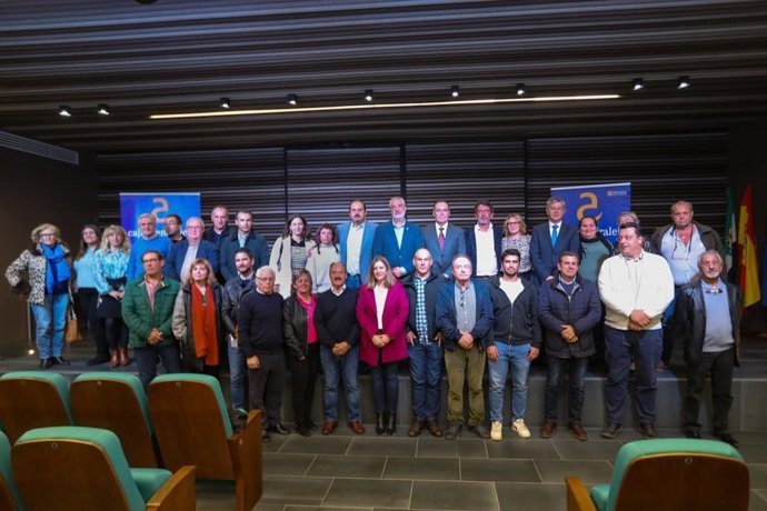 El presidente de la Diputación de Cáceres y alcaldes de la provincia tras la firma de covenios contra la exclusión financiera