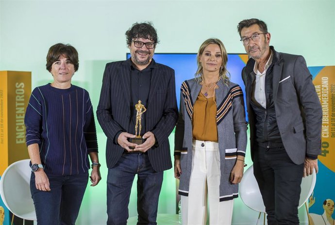 Santi Amodeo recibe en el Festival de Cine el Premio Mejor Cineasta de Andalucía de Canal Sur.