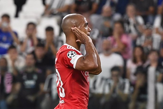 Archivo - El  futbolista del Benfica Joao Mario celebra un gol. 