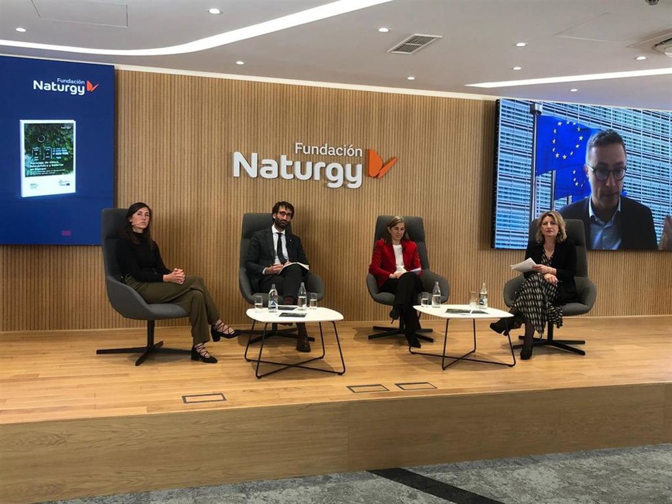 Fundación Naturgy presentó hoy el informe Reciclaje de eólica, fotovoltaica y baterías en Europa: una oportunidad para la recuperación de materias primas críticas, elaborado por EIT InnoEnergy,