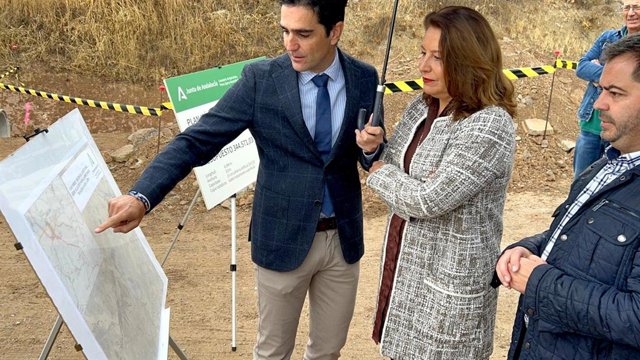Visita de Carmen Crespo al camino rural que transcurre entre las aldeas de Villalobos y Ermita Nueva